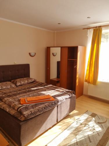 波亚纳默鲁卢伊Hotel Felix的一间卧室配有一张带橙色毛巾的床