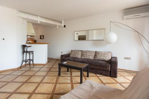 尼什Apartment DE LUXE FAMILY的客厅配有沙发和桌子