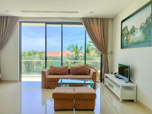 岘港Danang Amazing Ocean Beach Resort的带沙发和电视的客厅