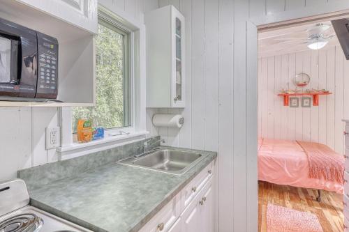 Ocean Bay ParkThe Surfcomber Multi-Residence Home的厨房配有水槽和微波炉