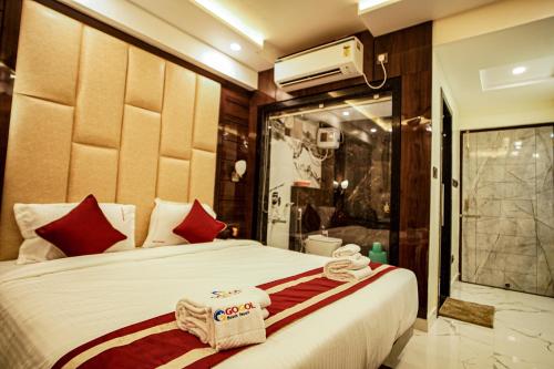 曼达莫尼Gogol Beach Resort的一间卧室配有一张大床和毛巾