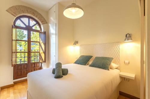 塞维利亚Charming 2 Bedroom Apartment at Sevilla City Center By Cityzen的卧室配有一张大白色床和窗户