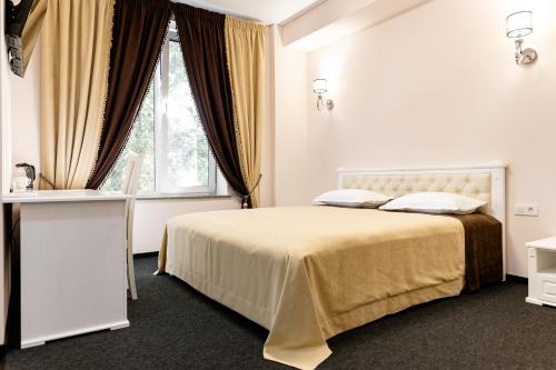 日托米尔Zhytomyr palace mimino的白色的卧室设有床和窗户