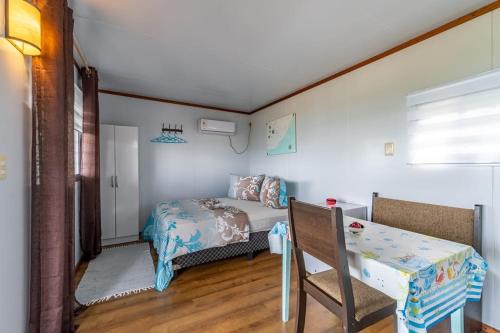 埃斯特角城Casita Picaflor的一间小卧室,配有一张床和一张桌子