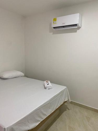 BaranoaMOTEL SANTORINI的一间房间,墙上有一张带空调的床
