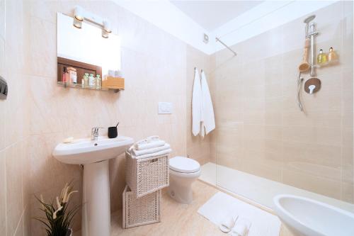 MonterosiTerre dei Consoli Resort e Golf的浴室配有盥洗盆、卫生间和浴缸。