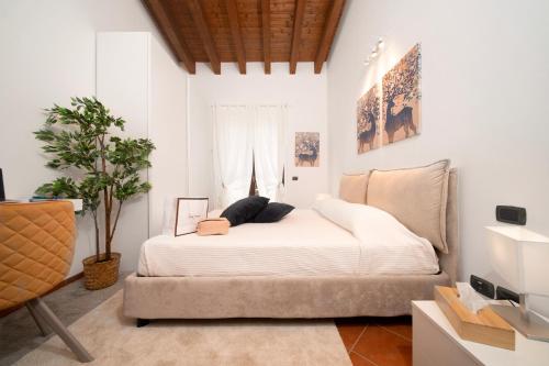 MonterosiTerre dei Consoli Resort e Golf的卧室配有一张白色大床