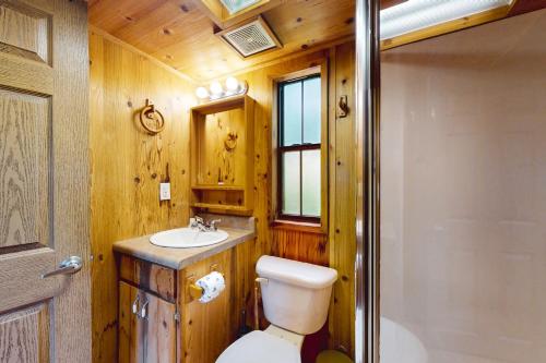 HectorSunny Serenity的浴室配有卫生间、盥洗盆和淋浴。