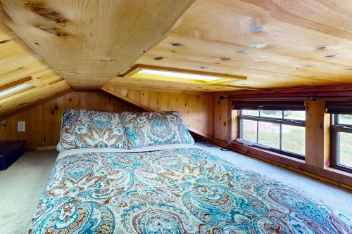 HectorSunny Serenity的小木屋内的卧室,配有一张床