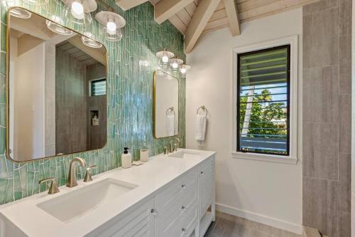 普林斯维尔Newly listed luxury home - great location + views的一间带水槽和镜子的浴室