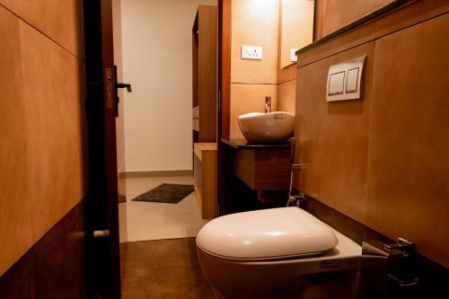 KanjikodeDreamotel Luxury Suites的一间带卫生间和水槽的浴室