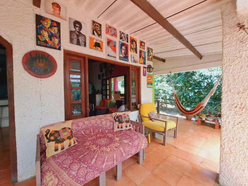 格兰德岛Macondo Hostel的客厅配有沙发和墙上的一些图片