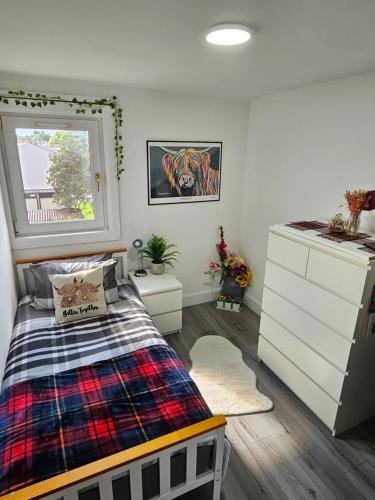戴斯Serviced Apartment - Aberdeen的一间卧室设有一张床和一个窗口