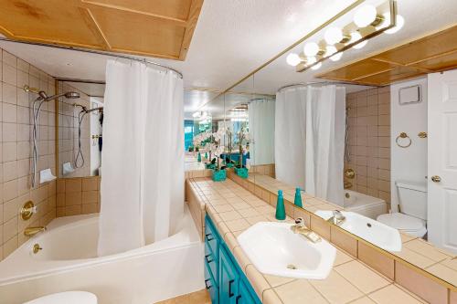 华盛顿Las Palmas Perfection的带浴缸、水槽、浴缸和卫生间的浴室。