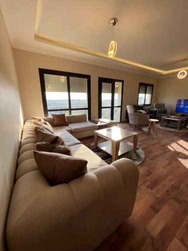 Sheikh Zayedالقاهره حلوان تقسيم سلاح المهندسين شارع الجبل的客厅配有沙发和桌子