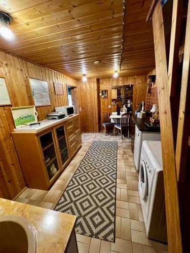 基蒂莱Adorable 1-bedroom cottage/guesthouse in Kittilä的一间厨房,在房间内配有洗衣机和烘干机