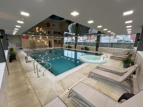 里沃Resort Apartamenty Klifowa Rewal 55的大型建筑中的大型游泳池