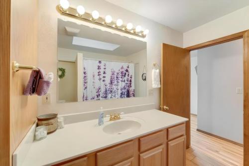 威廉姆斯Williams AZ Vacation Home的一间带水槽和镜子的浴室