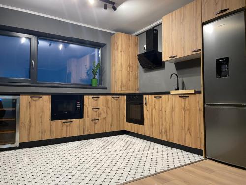 特尔古穆列什Best View Terrace的一个带木制橱柜和大窗户的厨房