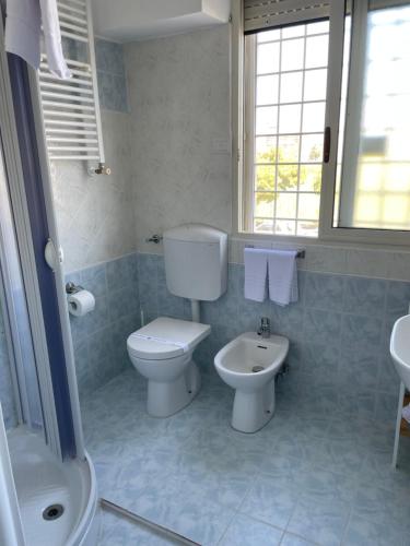 丽都迪奥斯蒂亚Holiday Gels appartamento vacanze Ostia的一间带卫生间和水槽的浴室