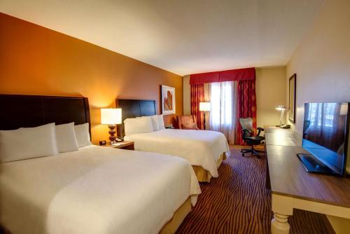 坦帕坦帕易勃尔历史区希尔顿花园酒店的酒店客房设有两张床和电视。