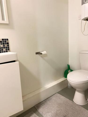 博勒姆伍德Borehamwood stay的白色的浴室设有卫生间和水槽。