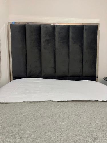 博勒姆伍德Borehamwood stay的卧室内一张带黑色床头板的床