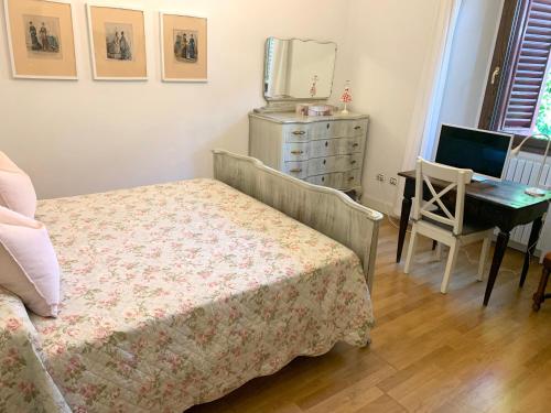 佩波利堡Appartamento Simona的一间卧室配有一张床、一张书桌和一个梳妆台
