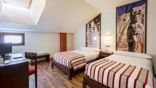 巴埃萨阿兹奈汀旅馆的酒店客房设有两张床和电视。