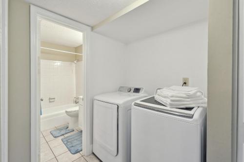 阿森斯Convenient Athens Condo with Patio about 3 Mi to UGA!的一间带洗衣机、烘干机和卫生间的浴室