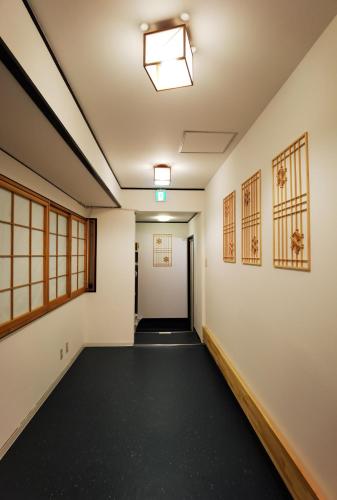 东京belle via tokyo - Vacation STAY 58509v的一条空的走廊,有门,还有一间窗户的房间