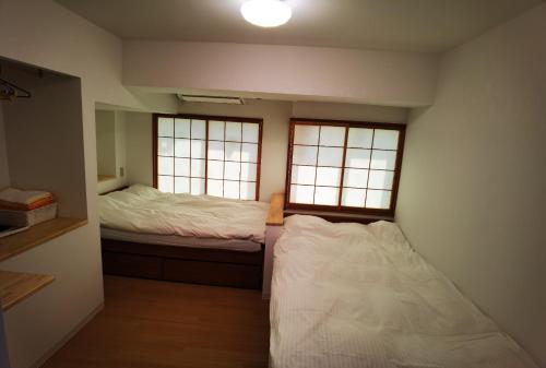 东京belle via tokyo - Vacation STAY 58509v的小房间设有两张床和两个窗户