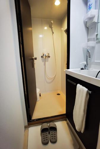 东京belle via tokyo - Vacation STAY 58509v的带淋浴和两双鞋的浴室