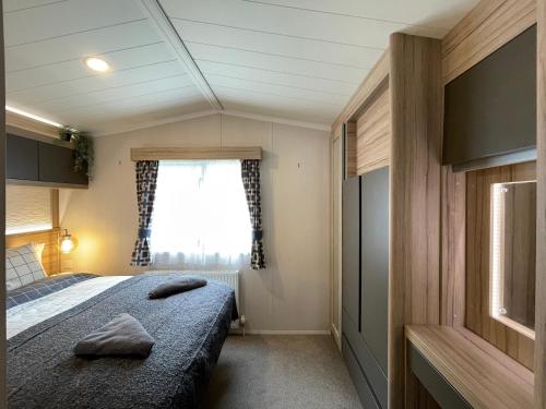 塞顿港Seton Sands Haven Holiday Park - Prestige Caravan的一间卧室配有一张带两个枕头的床