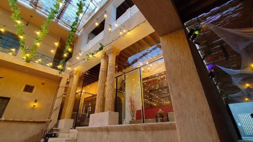 迪拜Hyba Pod Hostel & Hotel的一座拥有玻璃天花板和楼梯的建筑