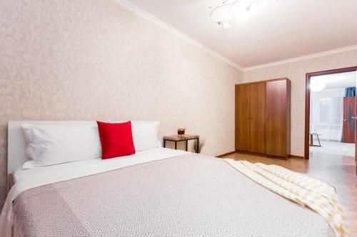 阿拉木图Яркая Квартира на Арбате的一间卧室配有一张红色枕头的床
