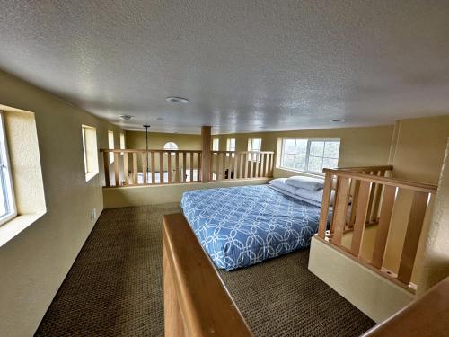 滨海城Marina Dunes Park Model的卧室中间设有一张床