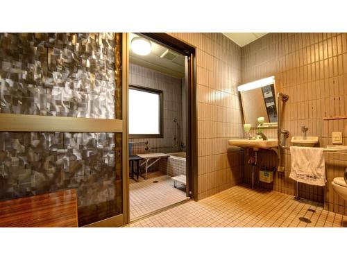 松江市Yuuai Kumanokan - Vacation STAY 27598v的一间带水槽、卫生间和镜子的浴室