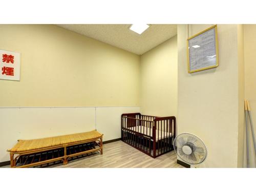 松江市Yuuai Kumanokan - Vacation STAY 27571v的客房配有婴儿床和风扇。
