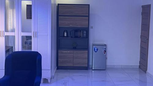 达喀尔BI HOTEL 2的客房设有带冰箱的厨房。