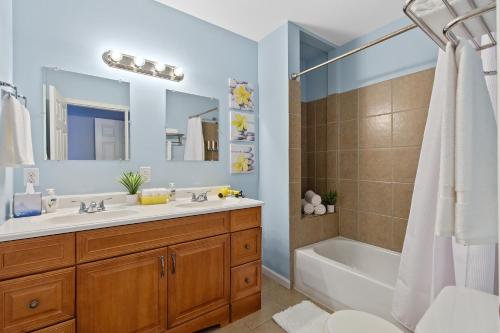 圣路易斯Exquisitely Designed Townhome - JZ Vacation Rentals的一间带水槽、浴缸和淋浴的浴室