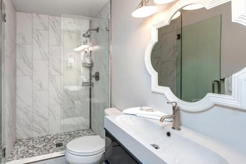 帕克城Prospector Studio Getaway的一间带水槽、卫生间和镜子的浴室