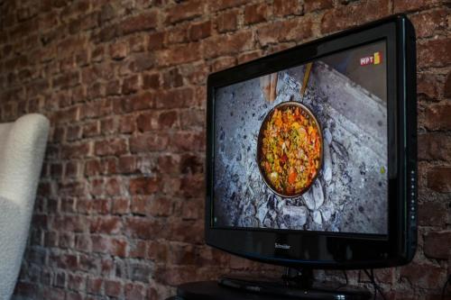马夫罗沃Villa Mavro Mavrovo的电视上放着一张比萨饼的照片