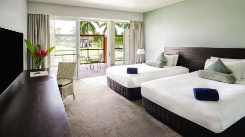 苏瓦太平洋大酒店的酒店客房设有两张床和一个阳台。
