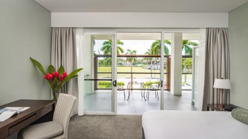 苏瓦太平洋大酒店的酒店客房,配有一张床、一张桌子和椅子