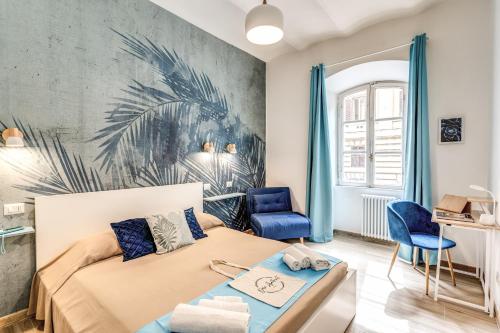 罗马Nala Luxury Apartment with terrace的一间卧室配有一张床和一张蓝色椅子