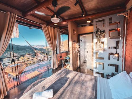 戈亚斯州上帕莱索Rustik的一间卧室设有一张床和一个大窗户
