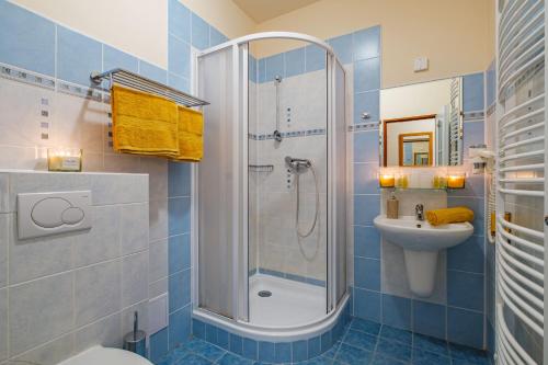 洛克尼册弗奥里克奥拉赫Hotel Orličan的带淋浴、卫生间和盥洗盆的浴室