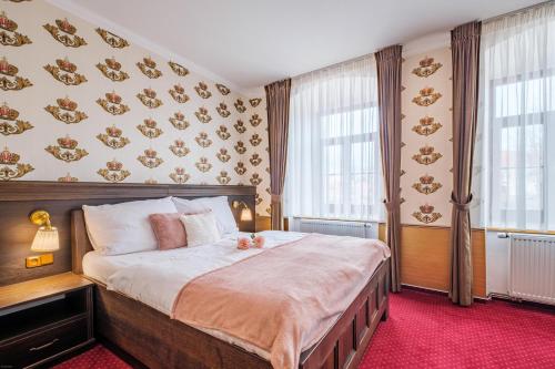 洛克尼册弗奥里克奥拉赫Hotel Orličan的一间卧室,卧室内配有一张大床