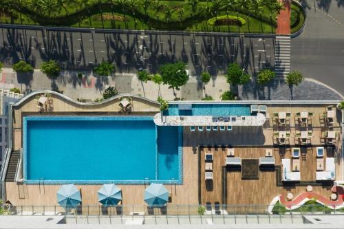 岘港voco Ma Belle Danang, an IHG Hotel的享有度假村游泳池的顶部景致